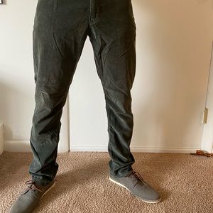 Gap 1969 men’s hunter green corduroy pants